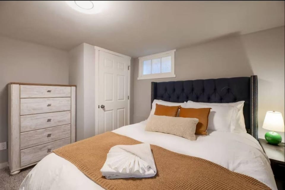 Bed, Photo of the whole room, Bedroom, towels, wardrobe
