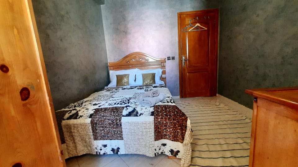 Photo of the whole room, Bedroom, wardrobe