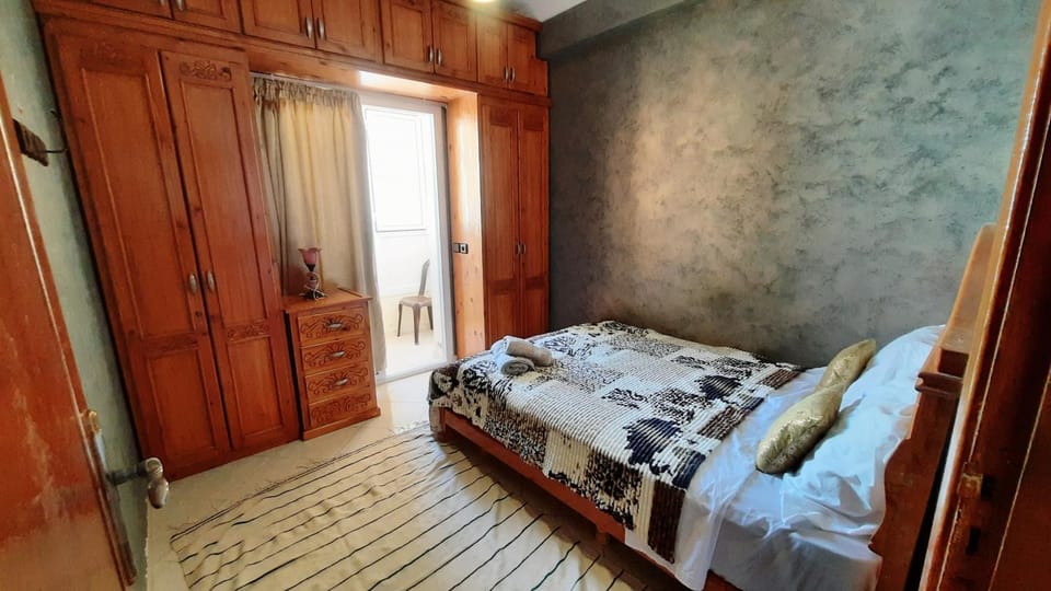 Bed, Photo of the whole room, towels, wardrobe