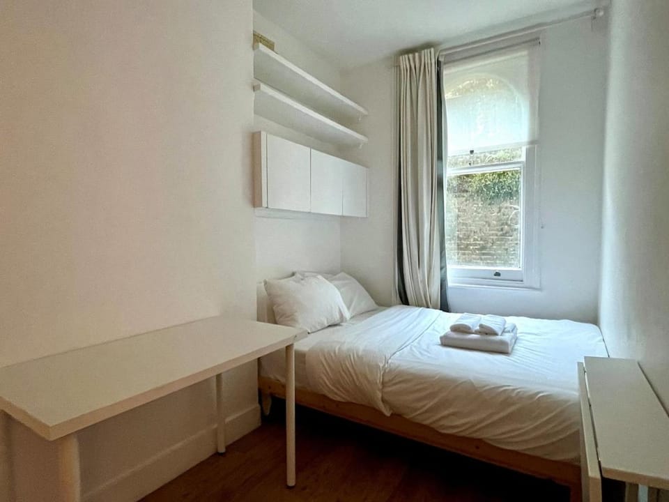 Bedroom, towels