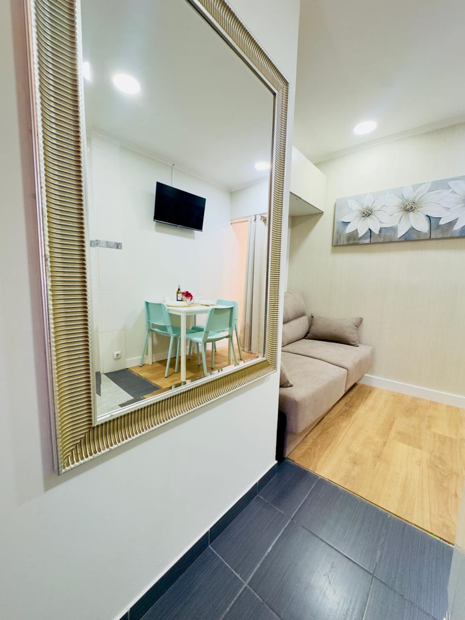 TV and multimedia, Living room, Seating area, Bedroom