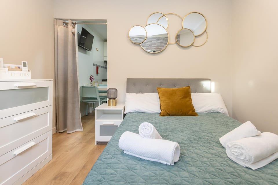 Bed, Photo of the whole room, Bedroom, towels