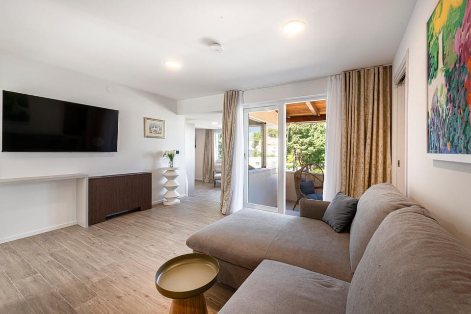 TV and multimedia, Living room, Seating area, Evening entertainment