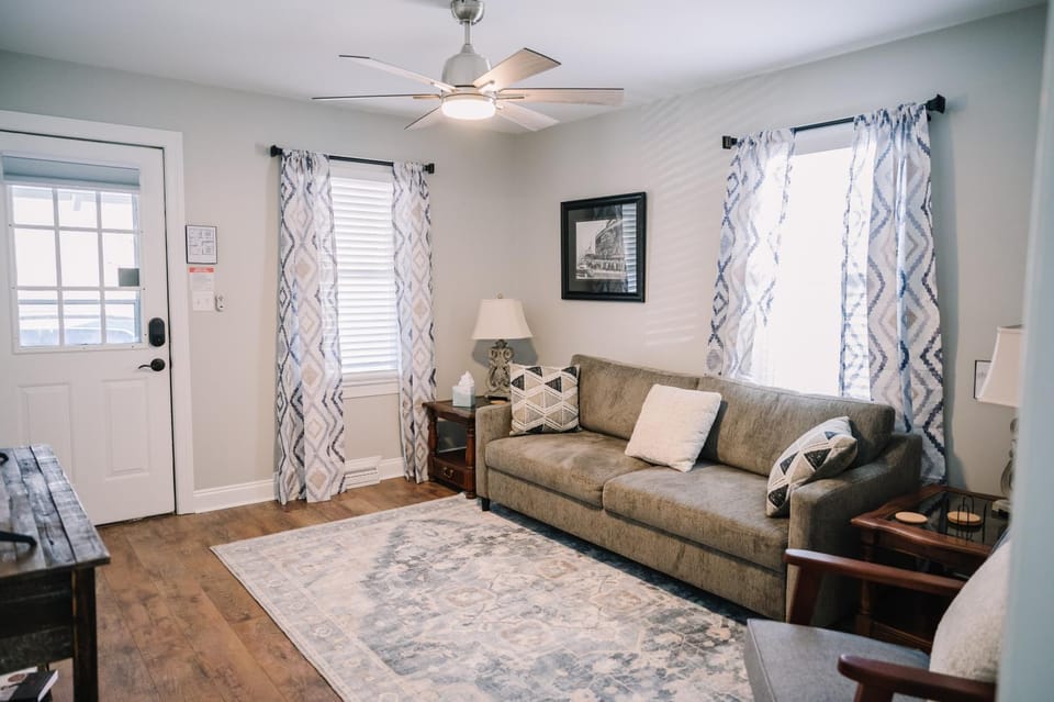 Avalon Cottage with hot tub House in Danville