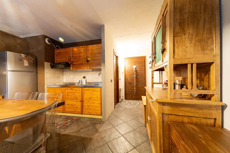 Kitchen or kitchenette, Dining area, oven, stove