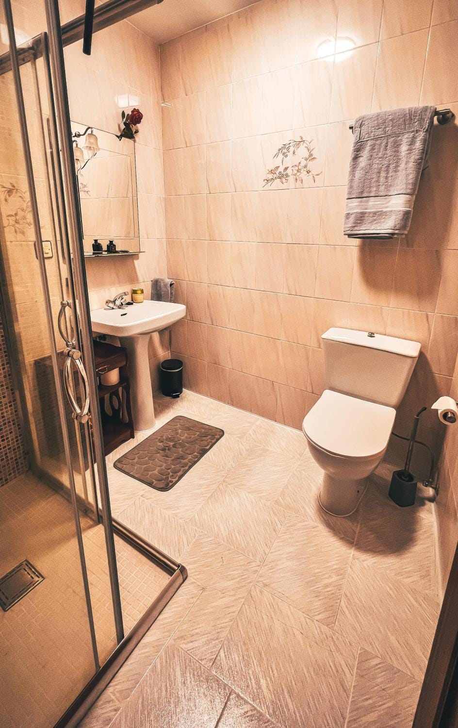 Shower, Bathroom, Facility for disabled guests