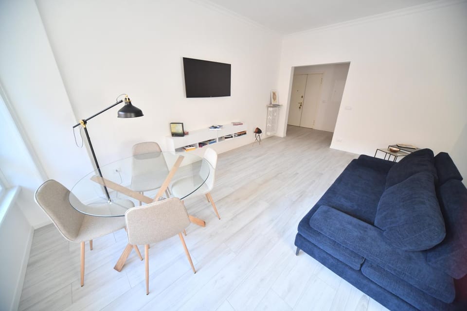 Bed, Library, TV and multimedia, Living room, Seating area, Evening entertainment