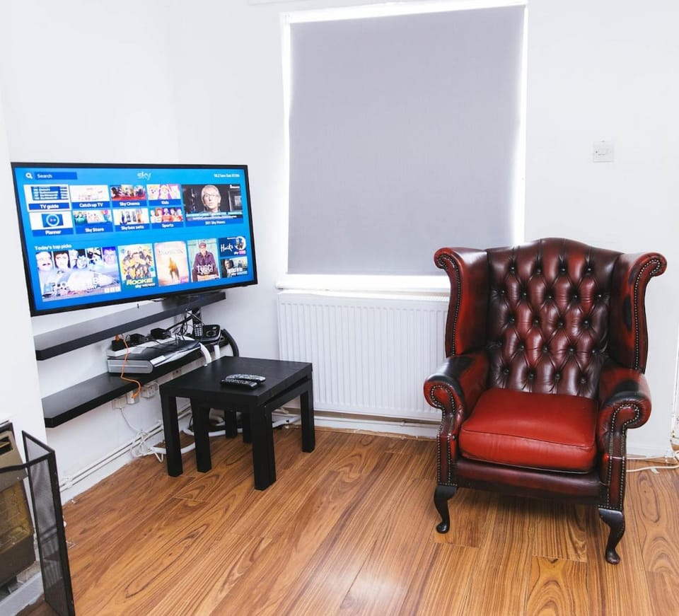 2BR House Near Excel, O2, City Airport, 3 DLR Lines Apartment in London