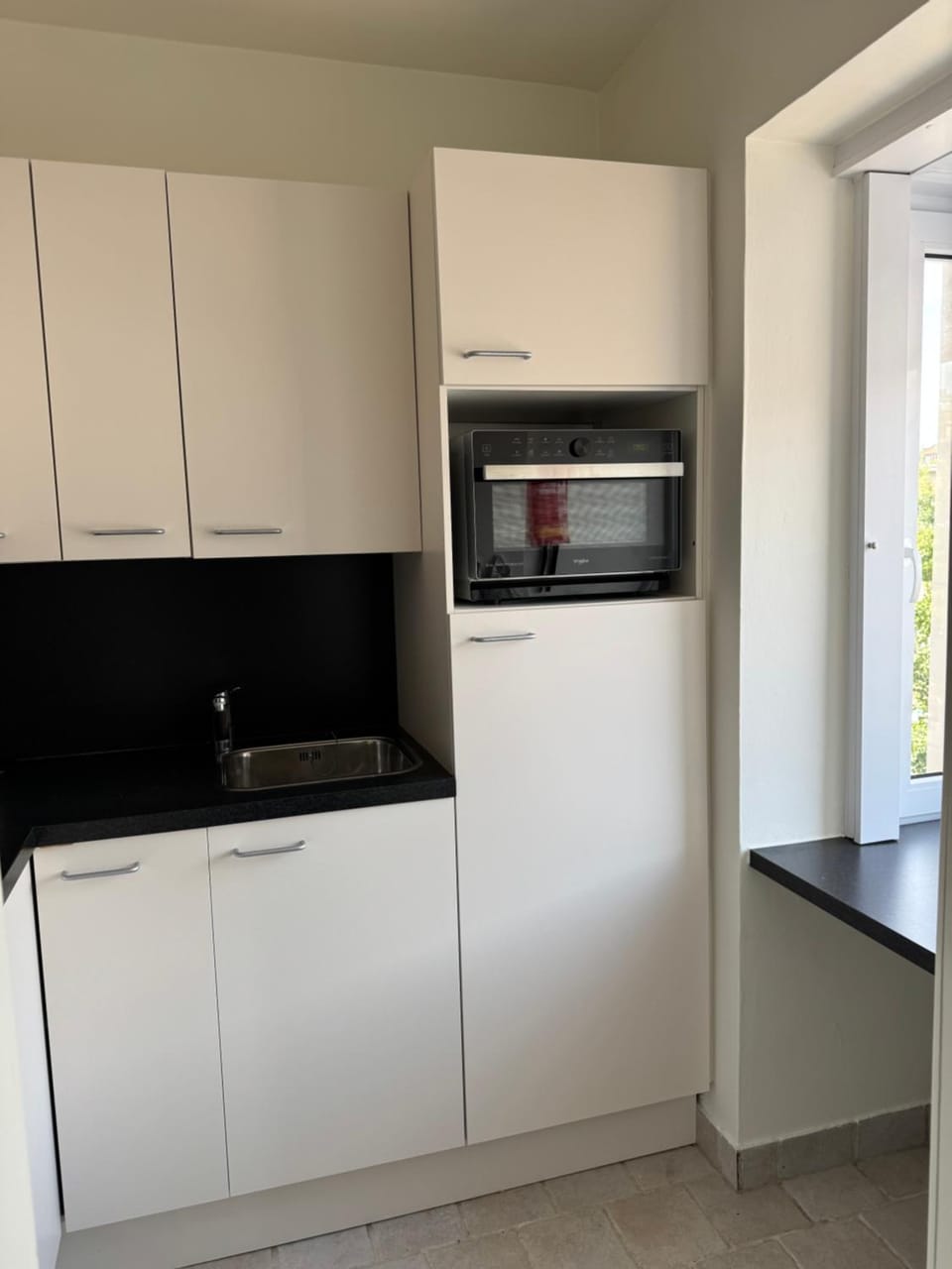 Kitchen or kitchenette, microwave, oven