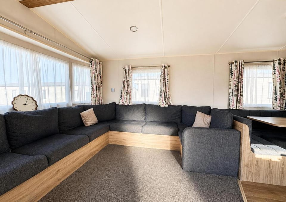 Lovely 6 Berth Caravan At Harts Holiday Park In Kent Ref 74072B House in Leysdown-on-Sea