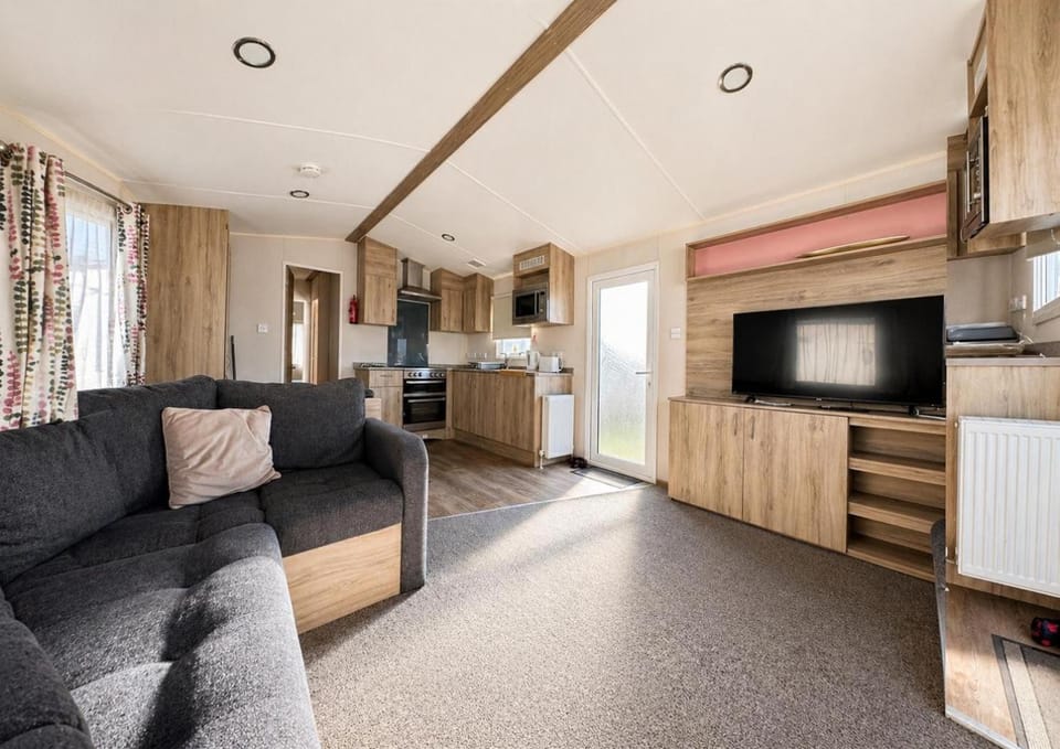Lovely 6 Berth Caravan At Harts Holiday Park In Kent Ref 74072B House in Leysdown-on-Sea