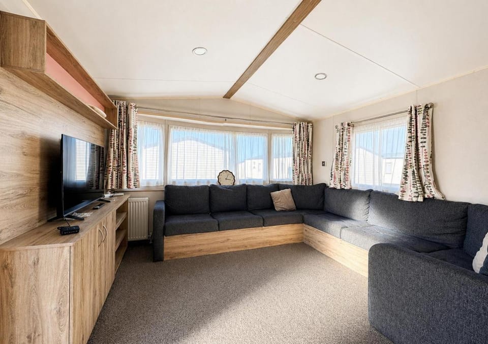 Lovely 6 Berth Caravan At Harts Holiday Park In Kent Ref 74072B House in Leysdown-on-Sea