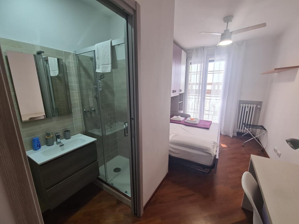 Shower, Bed, Bathroom, Photo of the whole room, Bedroom, towels