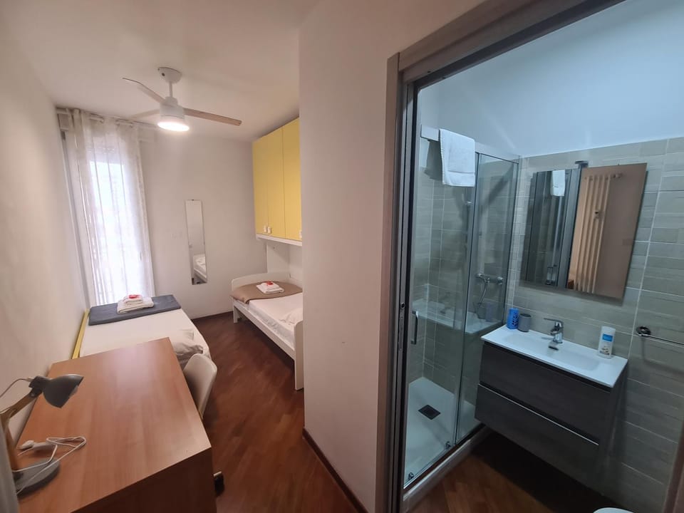 Shower, Toilet, Bed, Bathroom, Photo of the whole room, Bedroom, towels