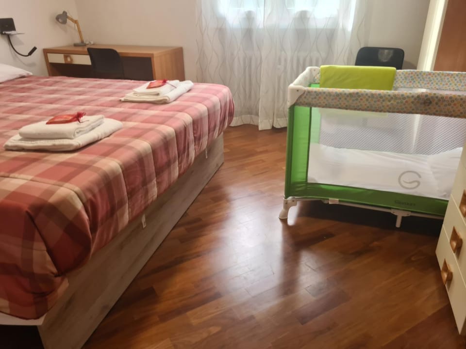 Bedroom, young children, cot, wedding