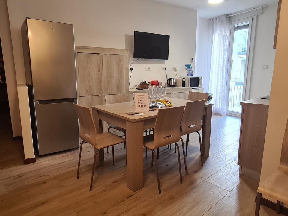 Communal lounge/ TV room, TV and multimedia, Living room, Photo of the whole room, Seating area, Dining area