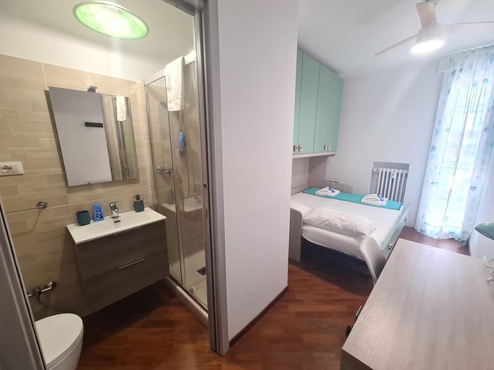 Shower, Toilet, Bed, Bathroom, Photo of the whole room, Bedroom, towels