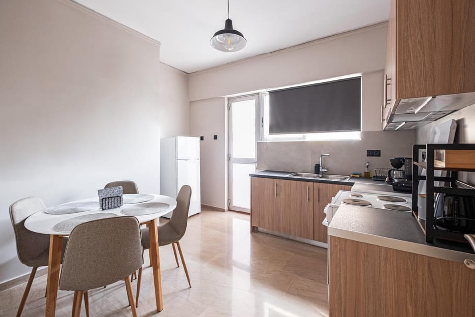 Coffee/tea facilities, Kitchen or kitchenette, Seating area, Dining area