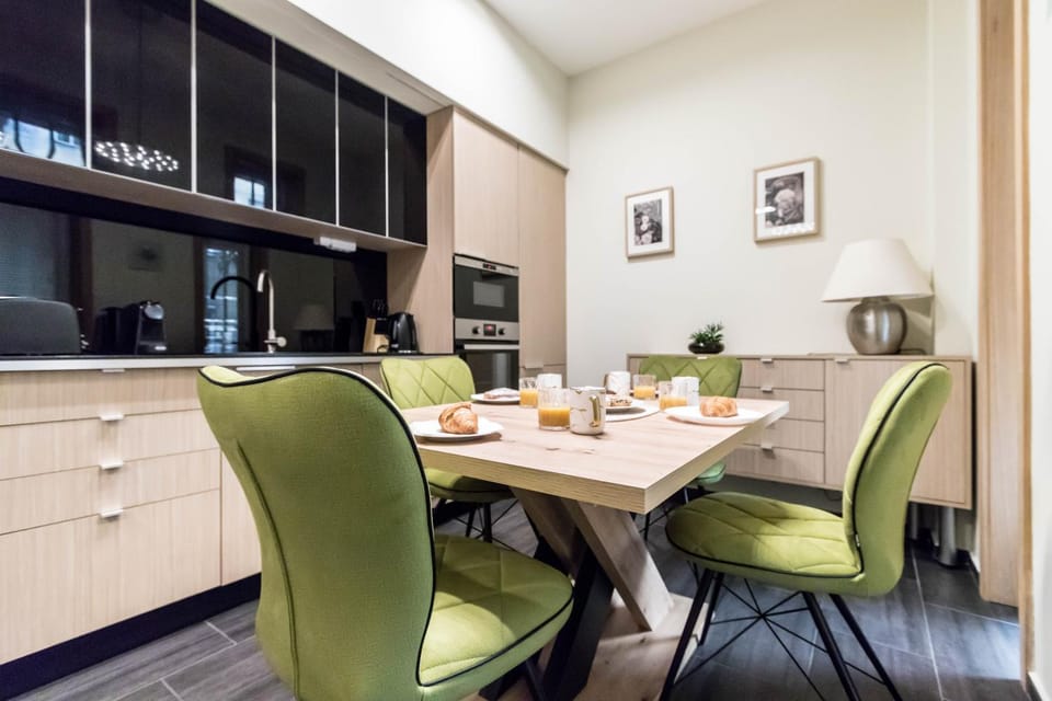 Kitchen or kitchenette, Dining area