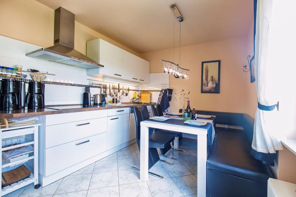 Coffee/tea facilities, Kitchen or kitchenette, Dining area