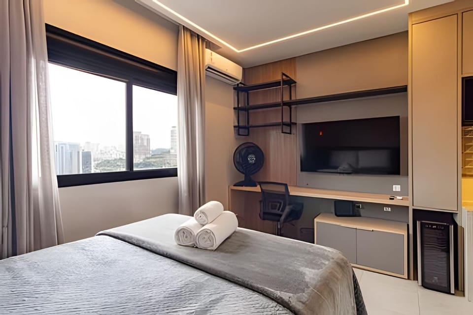 Bed, TV and multimedia, View (from property/room), Photo of the whole room, Bedroom, City view