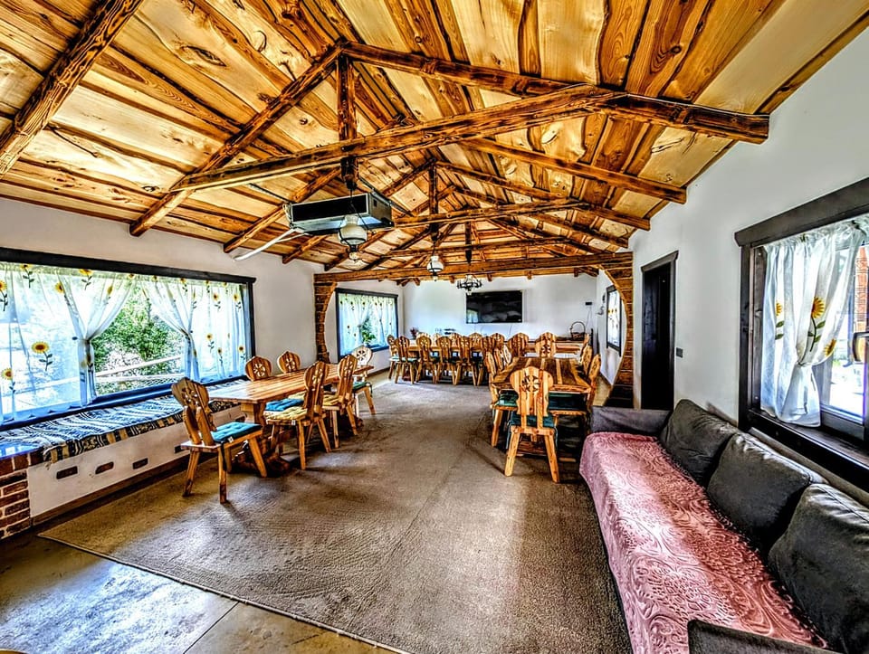 Restaurant/places to eat, Living room, Seating area