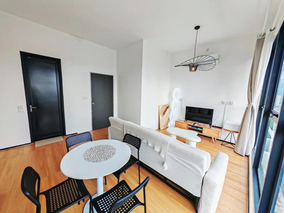 Stylish city center infinity pool unbeatable night view near to attractions, food, family friendly Apartment in George Town