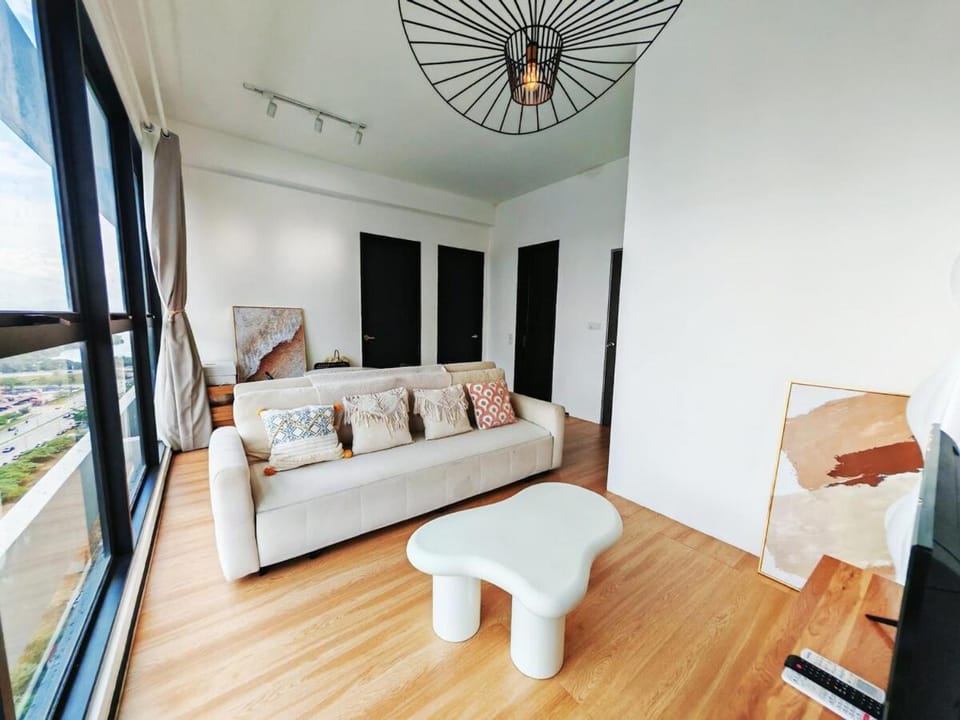 Stylish city center infinity pool unbeatable night view near to attractions, food, family friendly Apartment in George Town