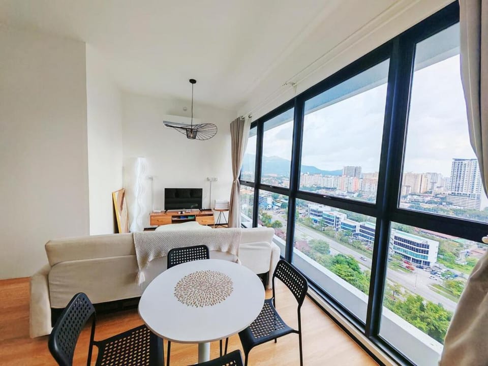 Stylish city center infinity pool unbeatable night view near to attractions, food, family friendly Apartment in George Town