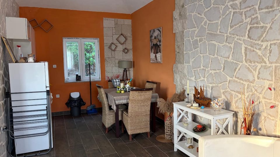 Dining area, Food