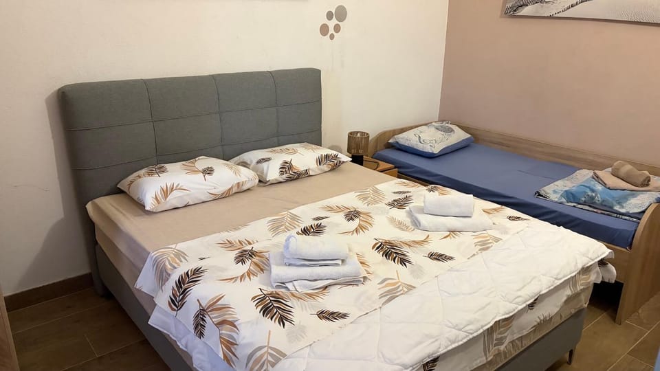 Bed, Bedroom, towels, wardrobe