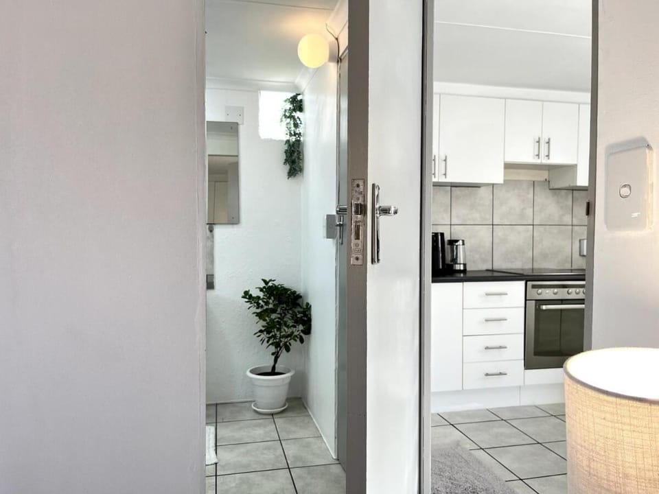 Cosy Flatlet in Chrismar Apartment in Cape Town