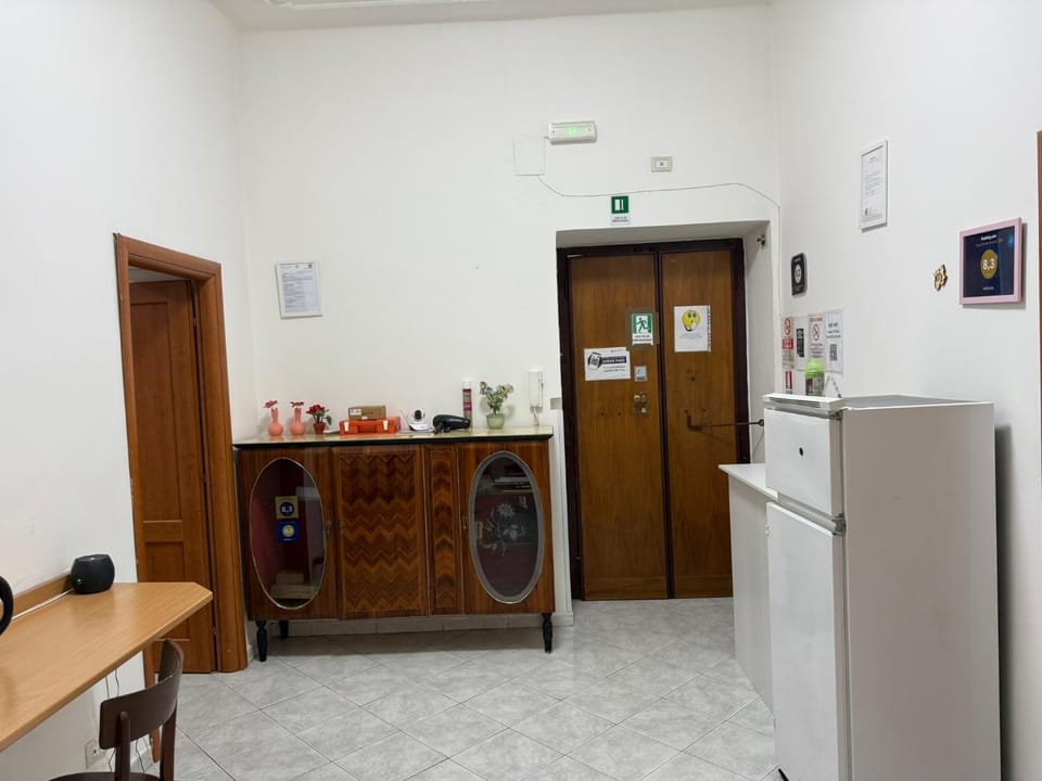 Kitchen or kitchenette, minibar