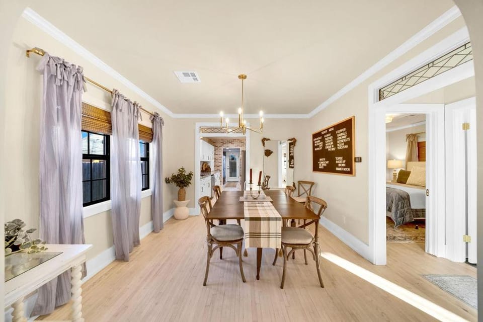 Fully Restored cottage, AMAZING game room, hot tub House in Tulsa
