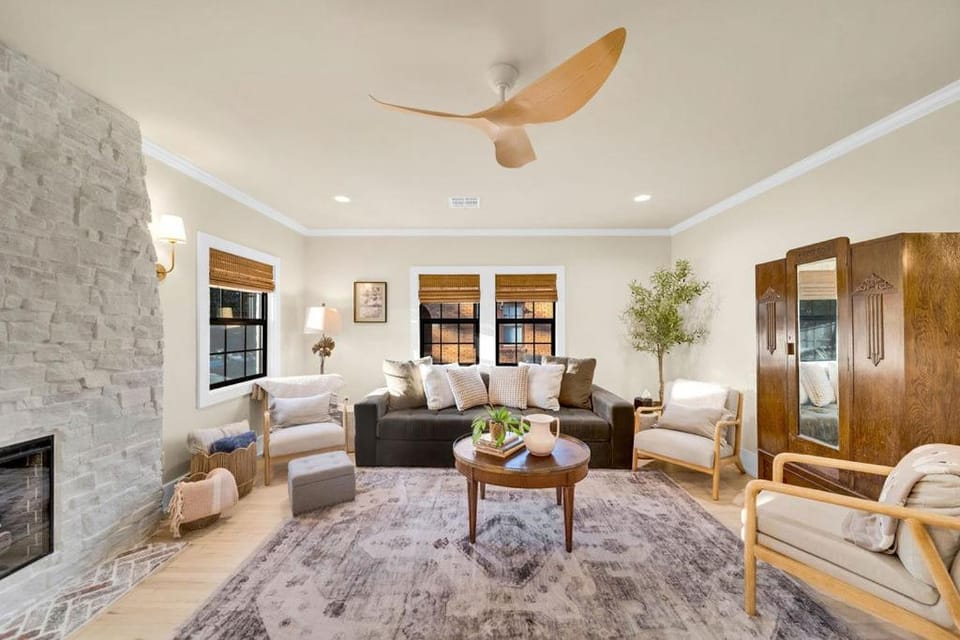 Fully Restored cottage, AMAZING game room, hot tub House in Tulsa