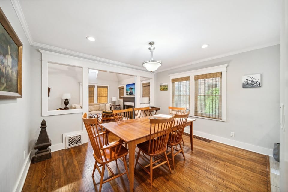 3 bed, office, hot tub, 2 min to Cherry St House in Tulsa