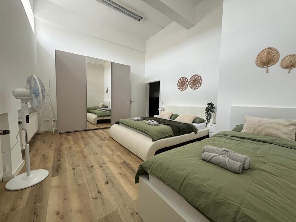 Bed, Photo of the whole room, Bedroom, towels