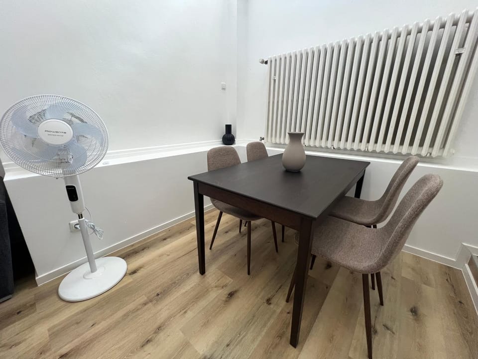 Dining area, internet