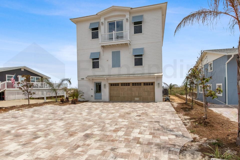 Experience oceanfront luxury with this spacious 5-bedroom house House in Fernandina Beach