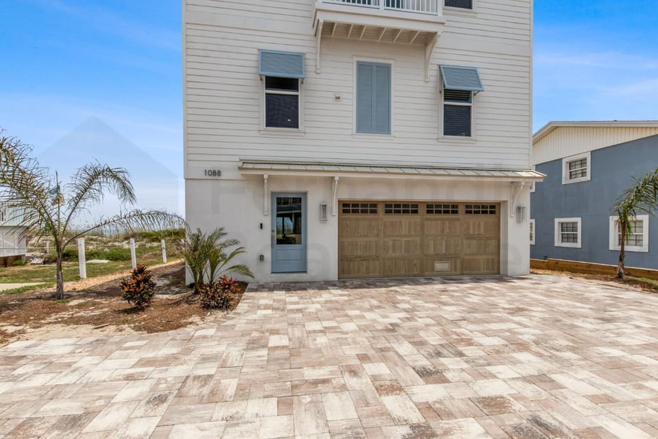 Experience oceanfront luxury with this spacious 5-bedroom house House in Fernandina Beach