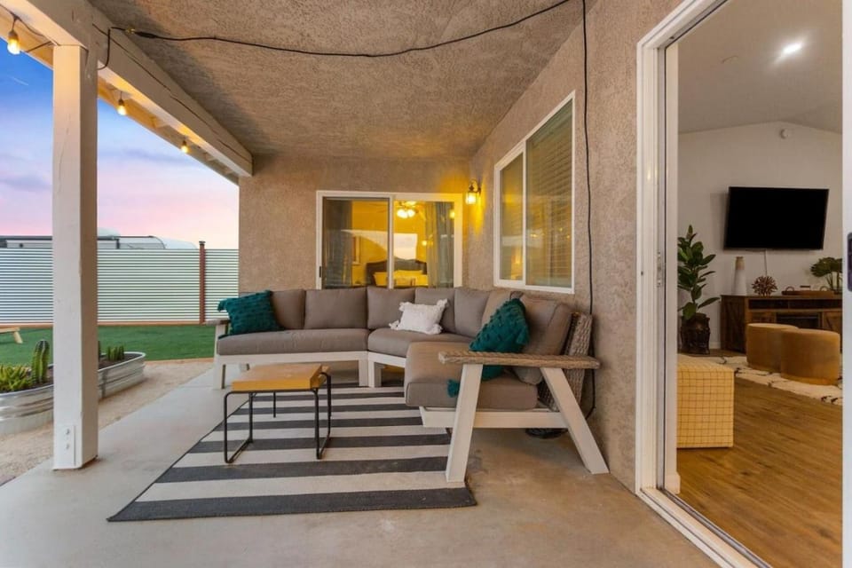 5 Mins JTNP, Pool, Trampoline, Volleyball, Games House in Joshua Tree