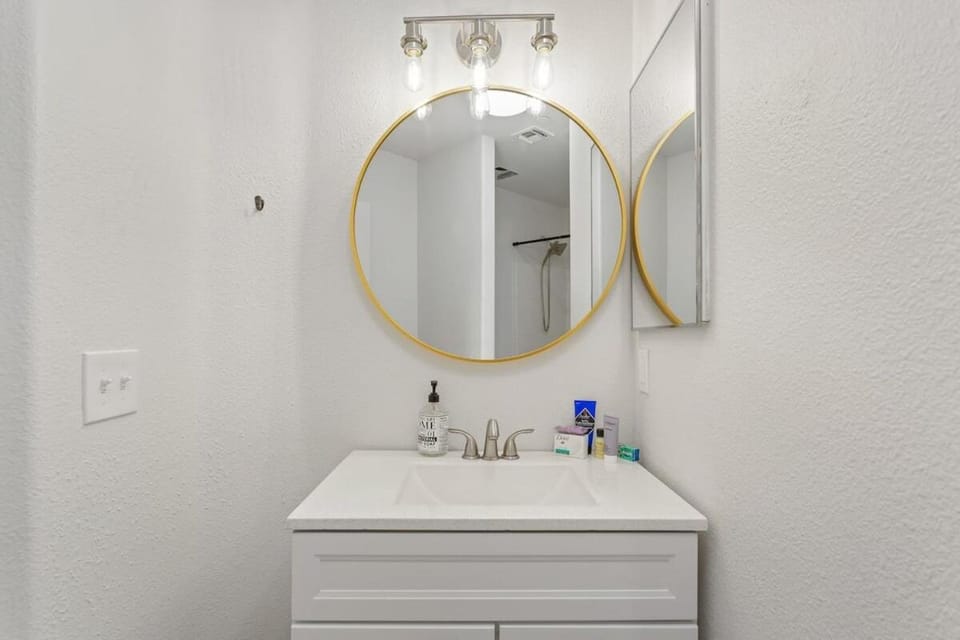 5 Mins JTNP, Pool, Trampoline, Volleyball, Games House in Joshua Tree