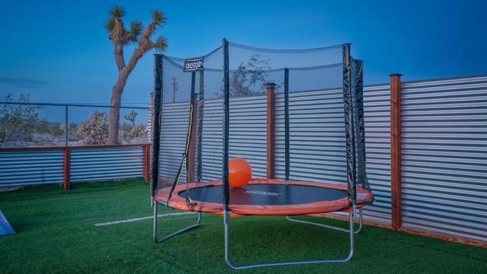 5 Mins JTNP, Pool, Trampoline, Volleyball, Games House in Joshua Tree
