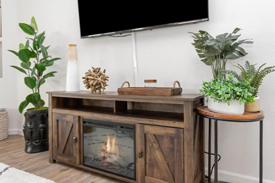 5 Mins JTNP, Pool, Trampoline, Volleyball, Games House in Joshua Tree