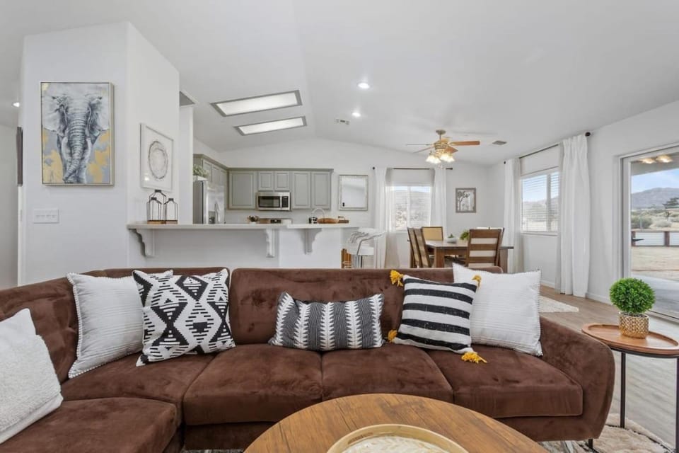 5 Mins JTNP, Pool, Trampoline, Volleyball, Games House in Joshua Tree