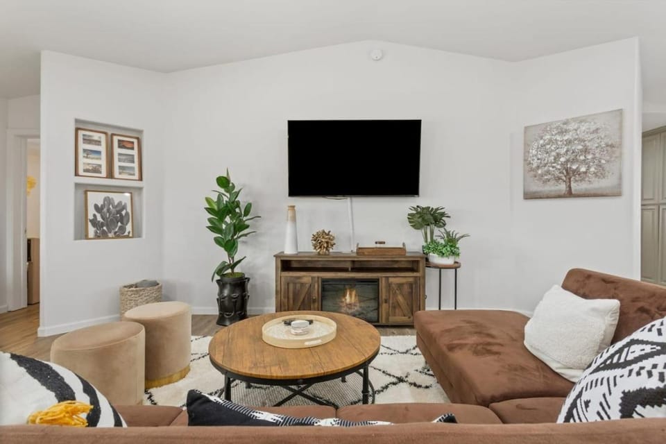 5 Mins JTNP, Pool, Trampoline, Volleyball, Games House in Joshua Tree
