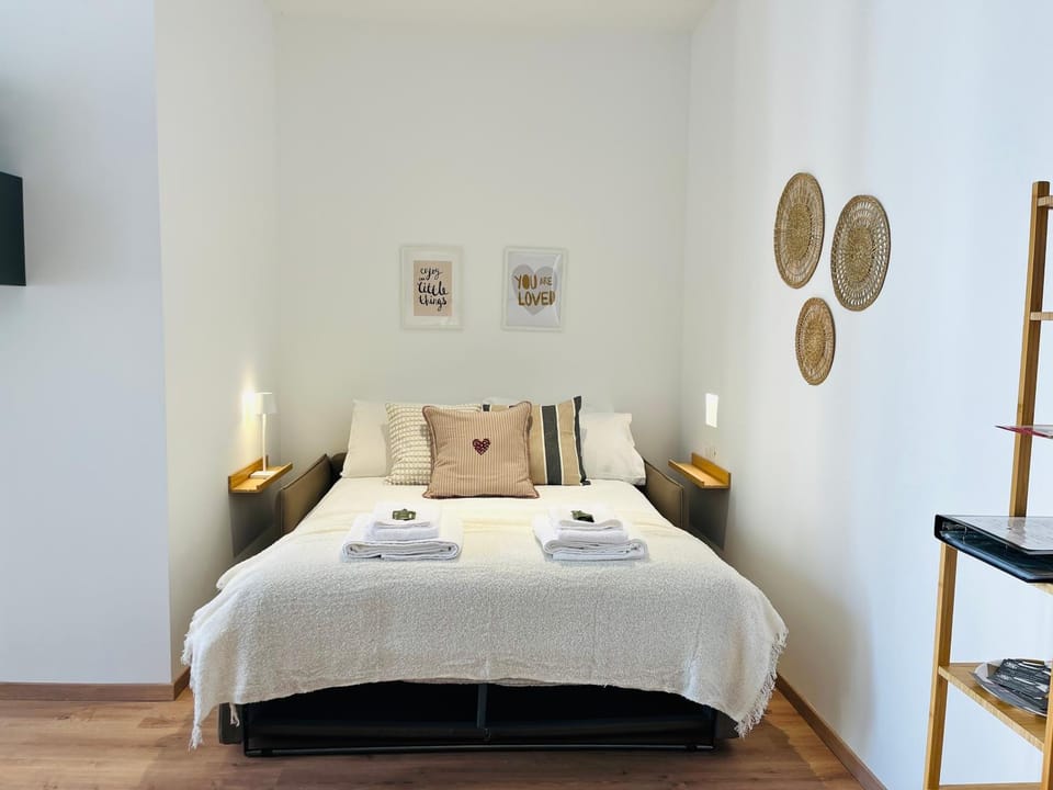 Bed, TV and multimedia, towels