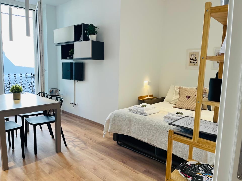Bed, TV and multimedia, Bedroom