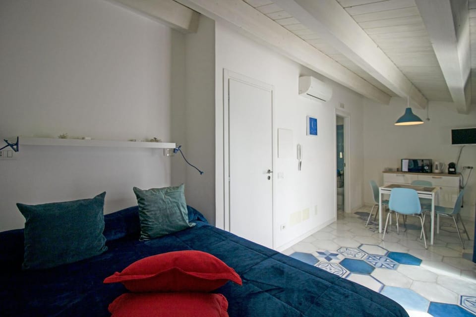 Bed, TV and multimedia, Kitchen or kitchenette, Living room, Photo of the whole room, Seating area, Dining area, Bedroom
