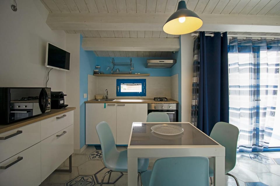 Communal lounge/ TV room, TV and multimedia, Kitchen or kitchenette, Dining area, oven, stove